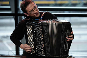 Volodymyr Kurylenko plays at Vrije Geluiden programme